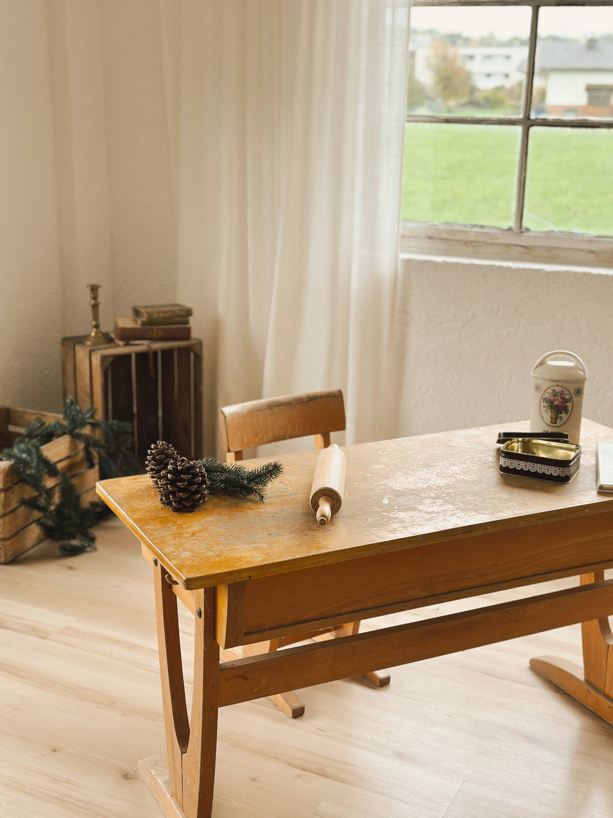 Weihnachtlich dekorierter Tisch im Atelier April mit Kerzen, Tannenzweigen und saisonalen Accessoires