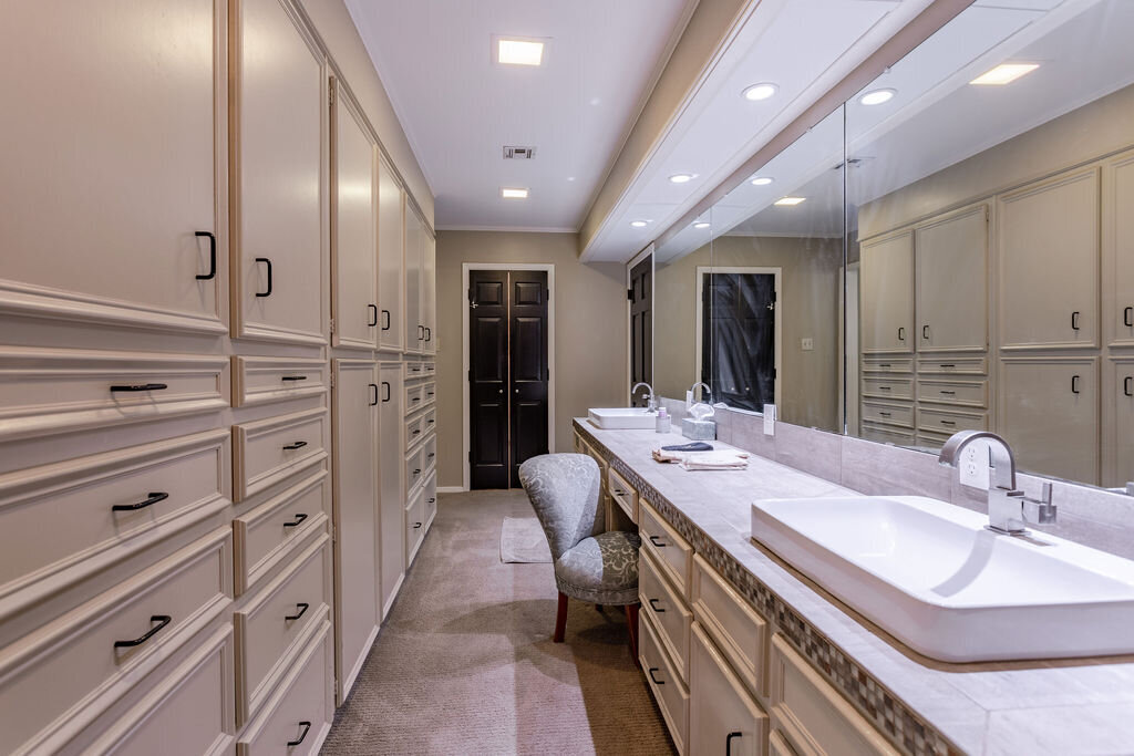 Master bathroom with double vanity and plenty of storage space in this 5-bedroom, 4-bathroom vacation rental house for 16+ guests with pool, free wifi, guesthouse and game room just 20 minutes away from downtown Waco, TX.