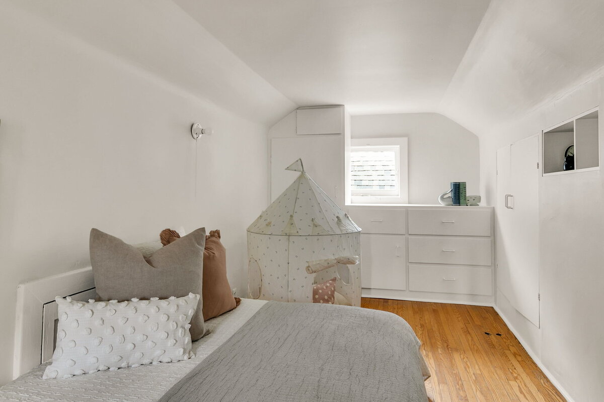 50-web-or-mls-31_003_Third Bedroom