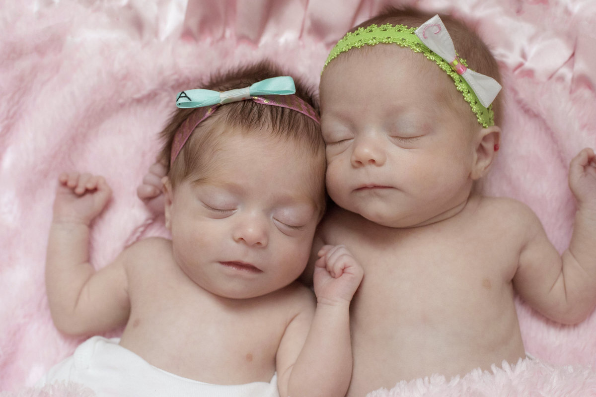 monroe_photographer_a_focused_life_photography_twin_newborn_bethlehem_ga_girls_pink_blanket