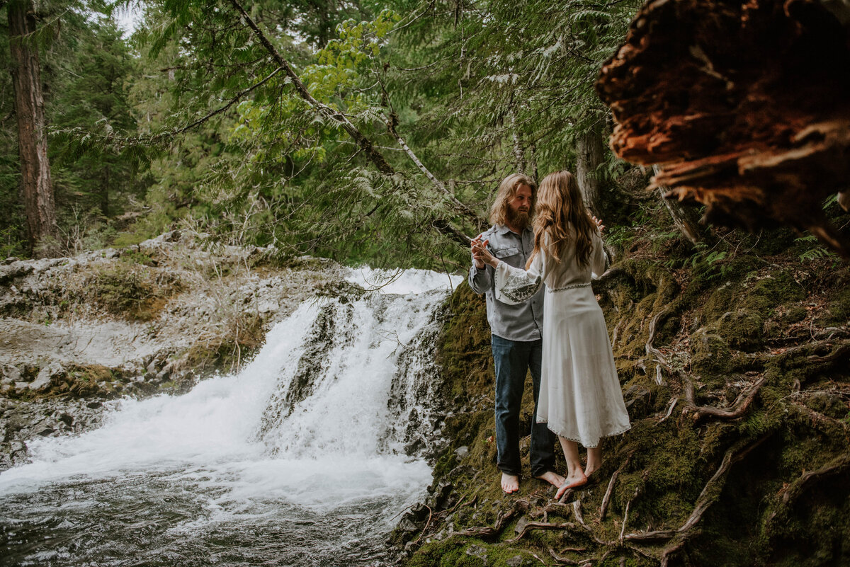 sahalie-falls-summer-oregon-photoshoot-adventure-photographer-bend-couple-forest-outfits-elopement-wedding8149