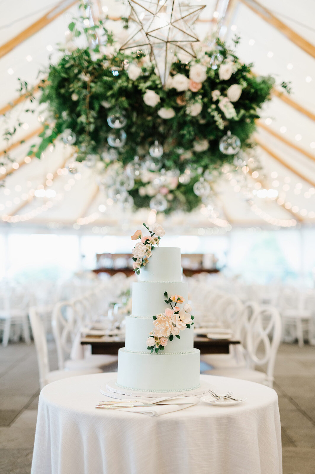Kate-Murtaugh-Events-Newport-RI-Castle-Hill-Inn-floral-centerpiece-wedding-planner-blue-cake