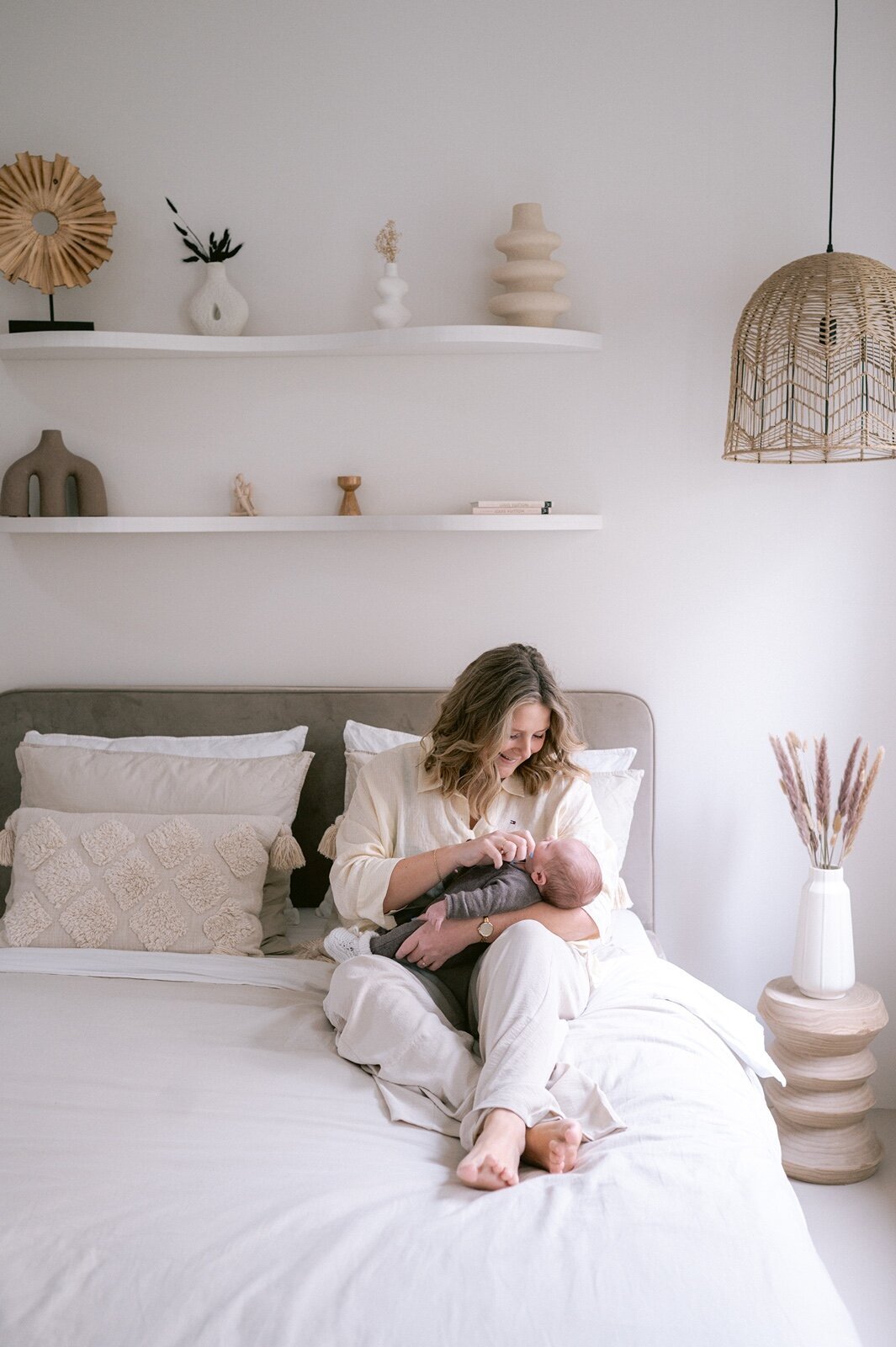 newborn-fotografie-gouda-knuffel-met-moeder