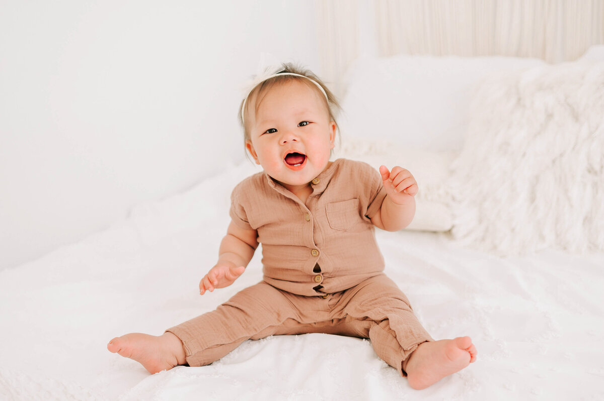 Branson MO baby photographer Jessica Kennedy of The XO Photography captures baby girl laughing