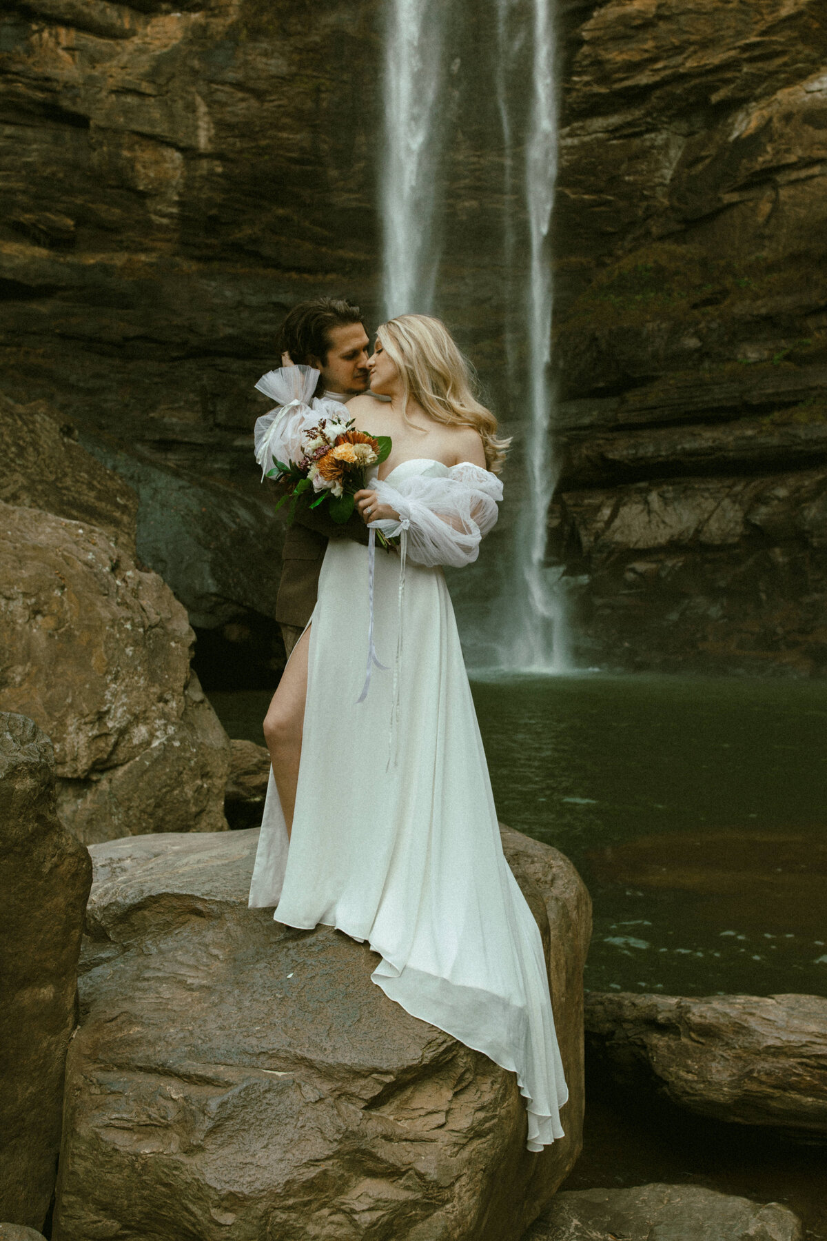 toccoa-falls-georgia-waterfall-whimsical-elegant-elopement-10
