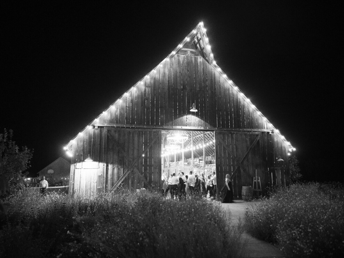 tin-roof-barn-wedding-best-washington-photographers-the-tenneys-40