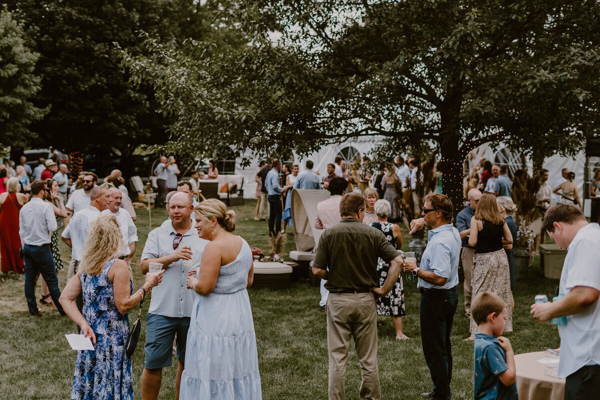 des-moines-wedding-reception-guests-outdoor-Storyteller-Collective-Photo-Co
