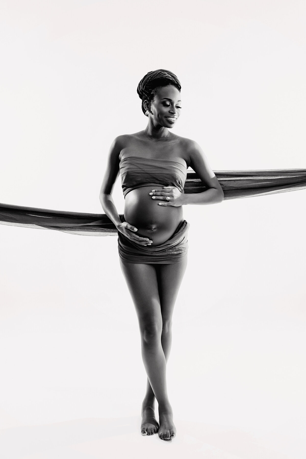 st-louis-maternity-photographer-black-and-white-of-pregnant-mom-wrapped-in-fabric