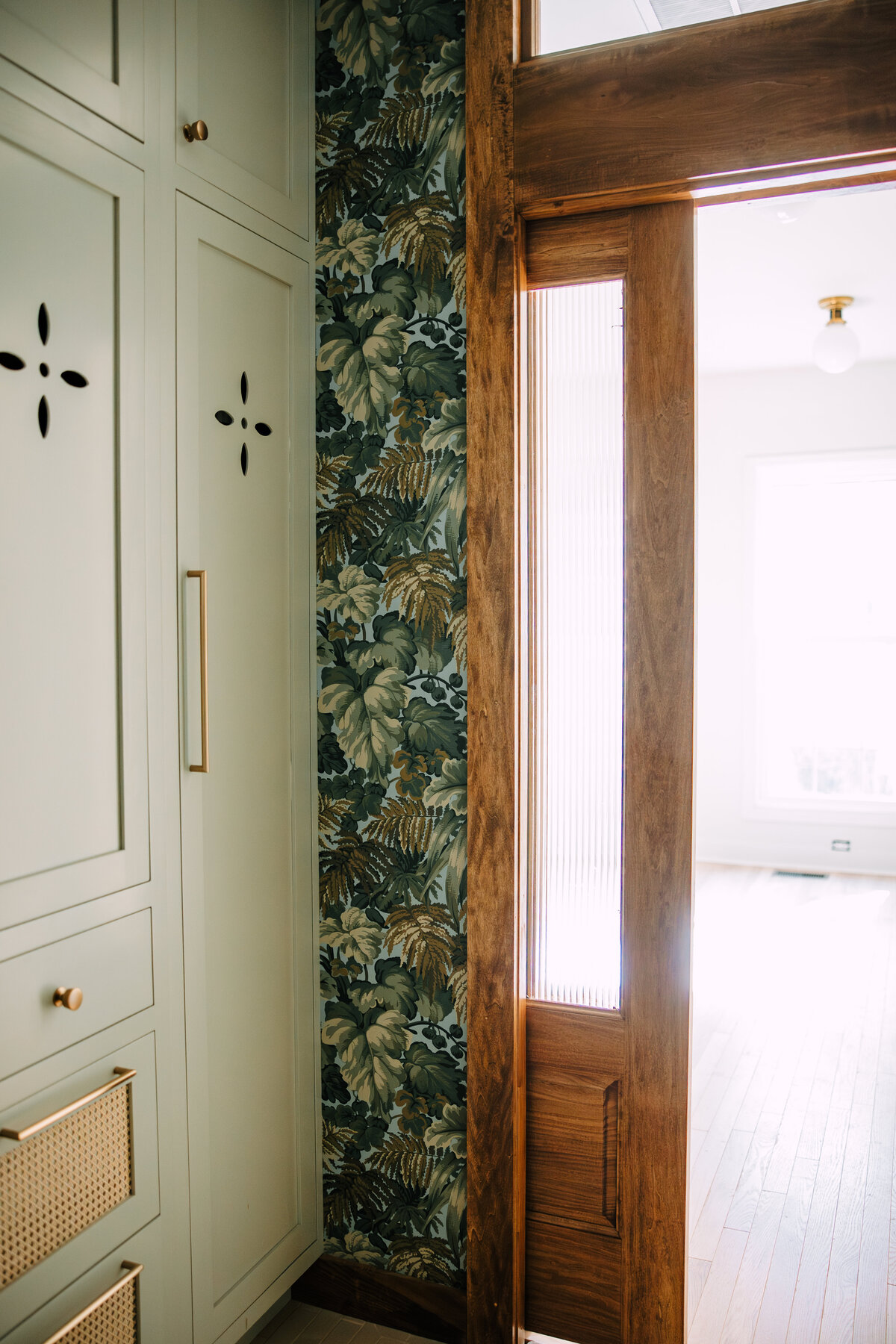 green-wallpaper-for-laundry-rooms