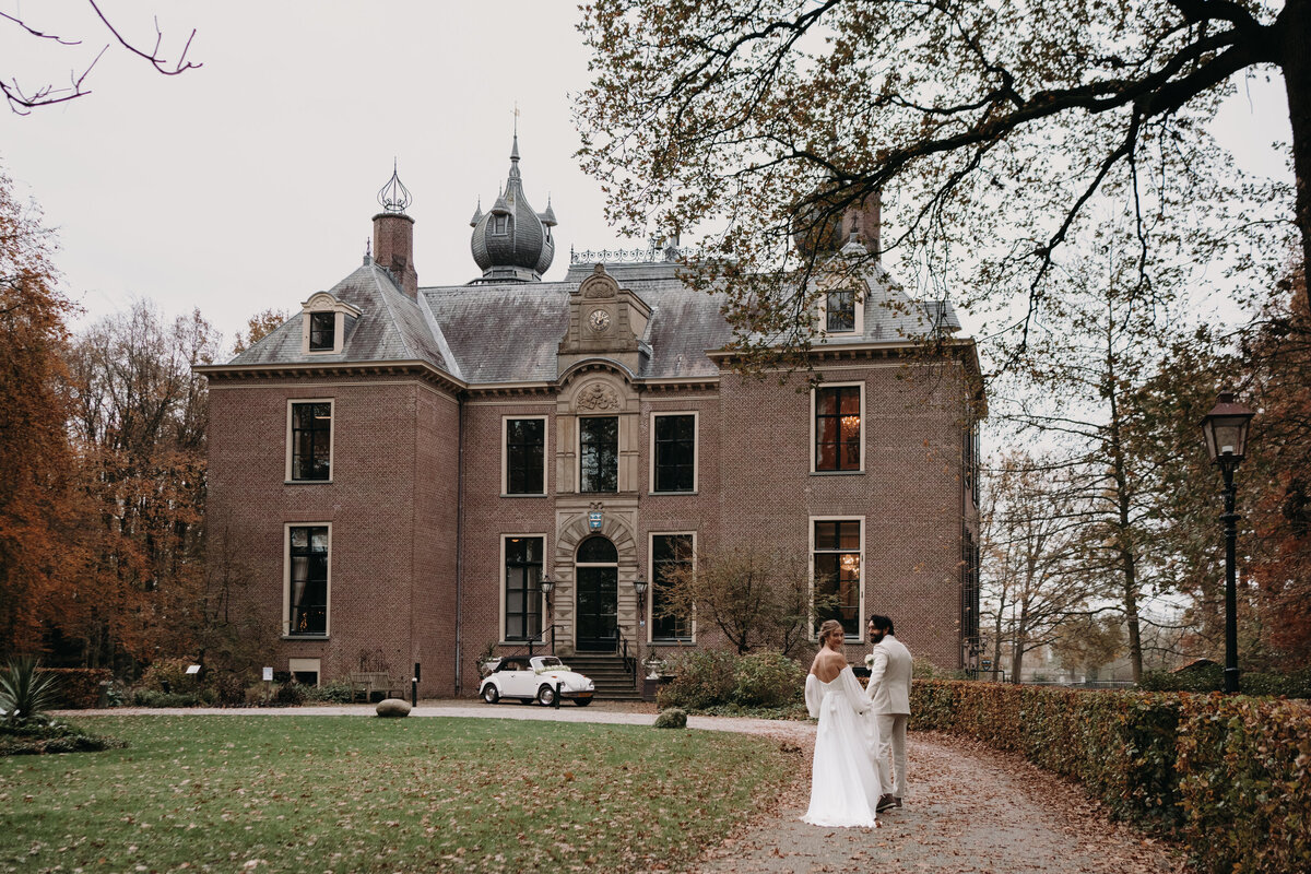 Bruiloft in kasteel poelgeest met klassieke jurk en beige pak
