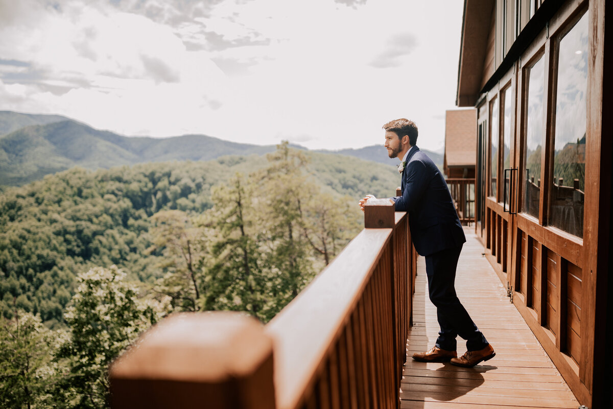 destination-wedding-venues-mountains-groom-portraits