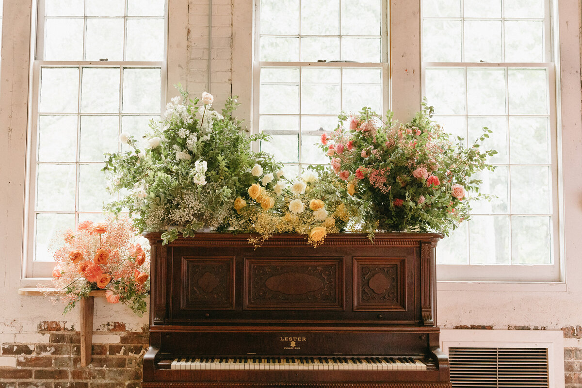 piano-wedding-flowers-connecticut-wedding-planners-sarah-brehant-events