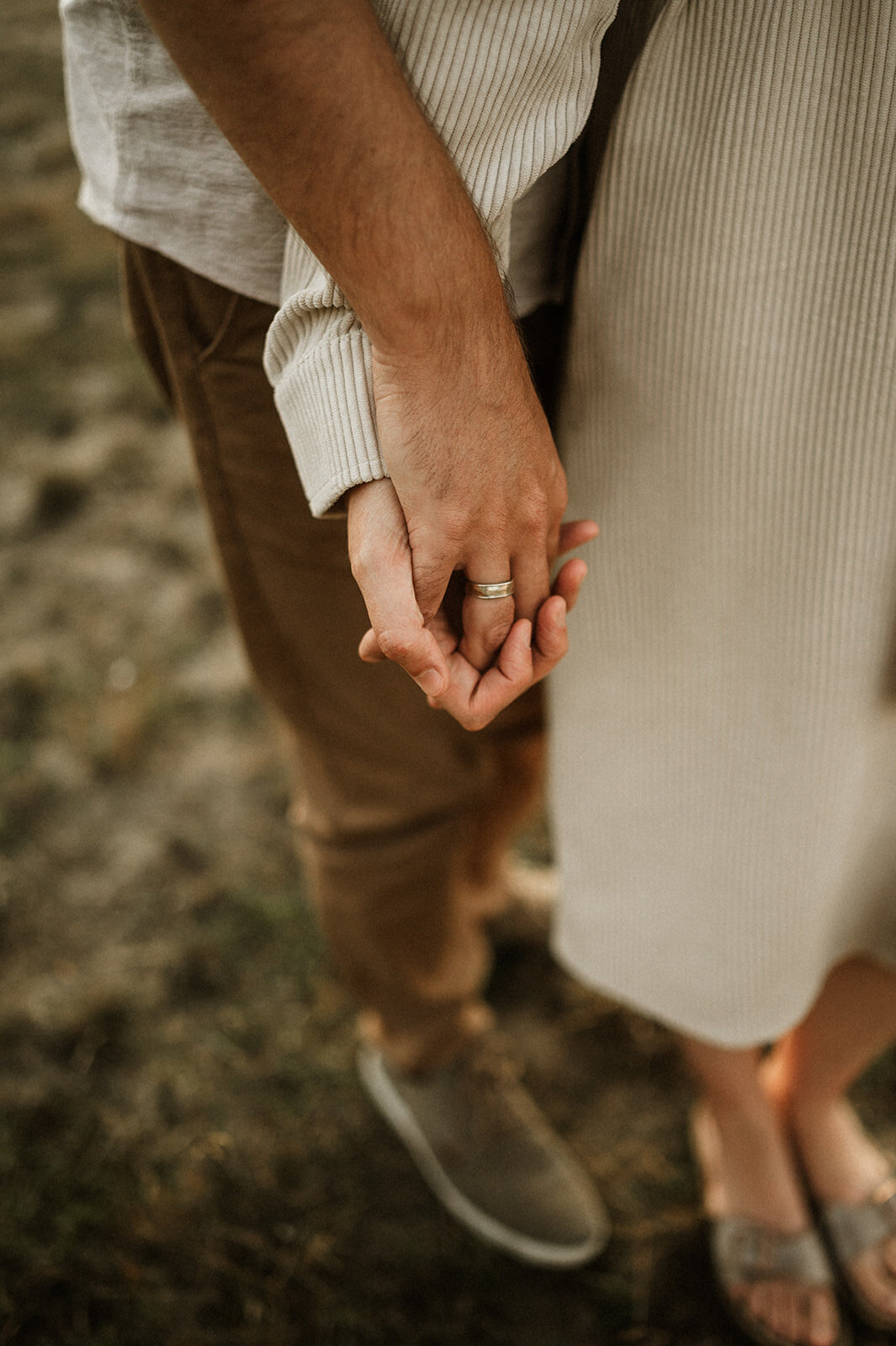 Gezinsfotografie in Nijlen tijdens golden hour – pure, spontane momenten vastgelegd in de heide.