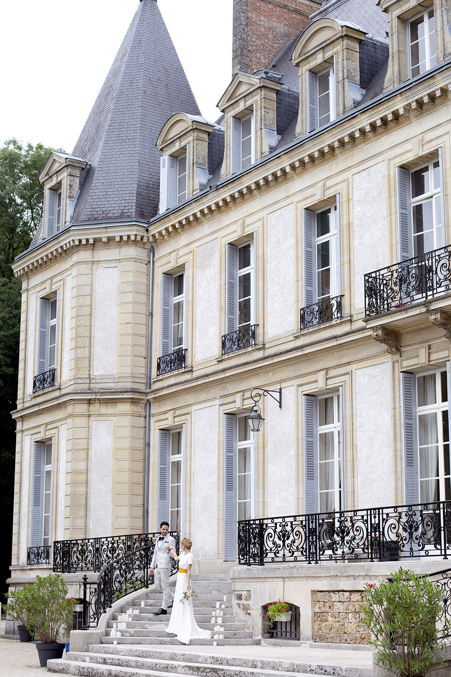 Anniversary photo session in front of French chateau 7