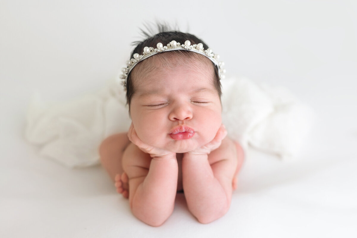 froggie pose newborn