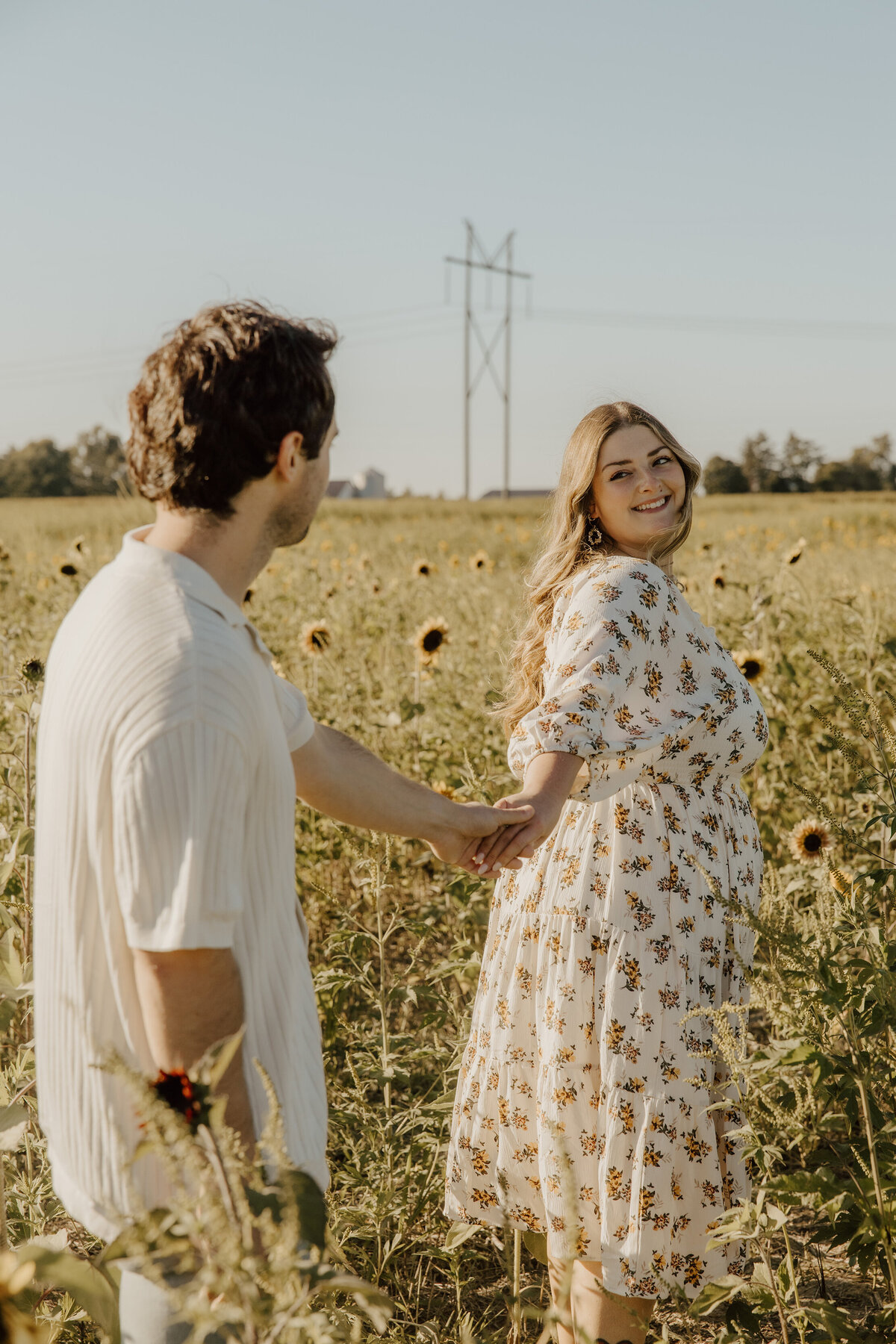 couple-in-sunflowers-meg-pearson-photography-midwest