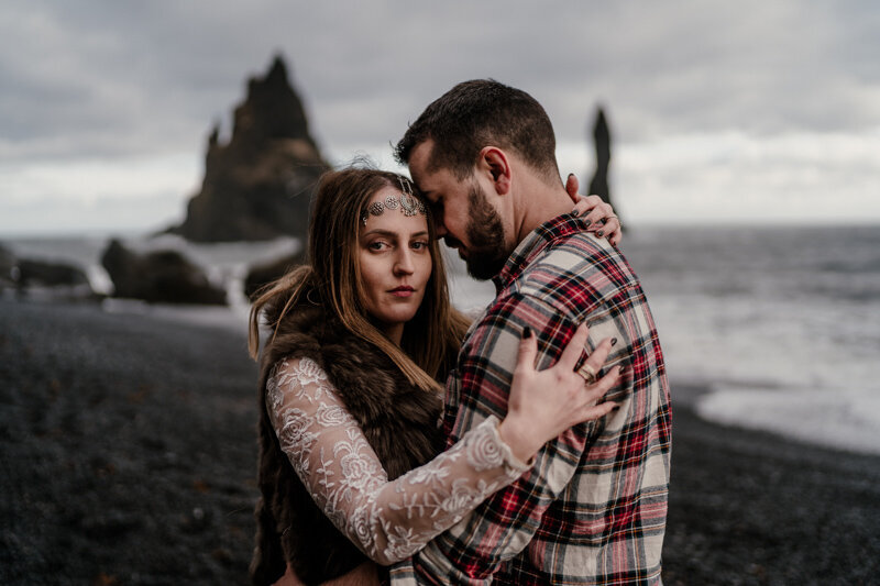 Couple sur la plage volcanique de Djúpalónssandur, Islande, pour leur elopement