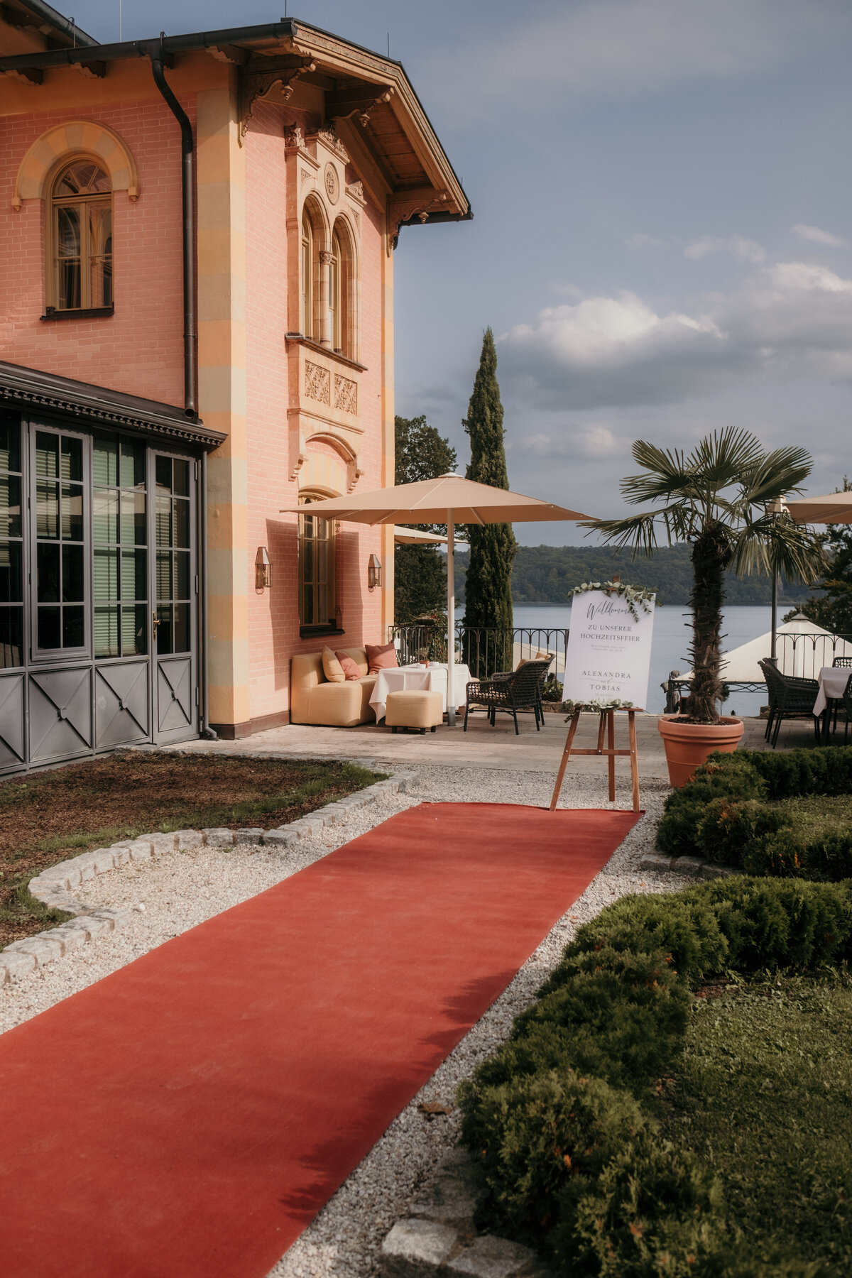 Outdoor photography of the wedding venue at the lake Starnberg.