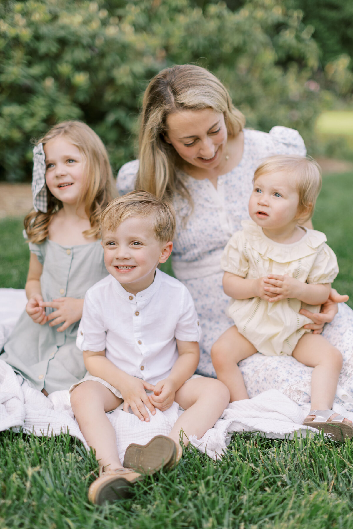 Family portrait session in a Philadelphia park - 18