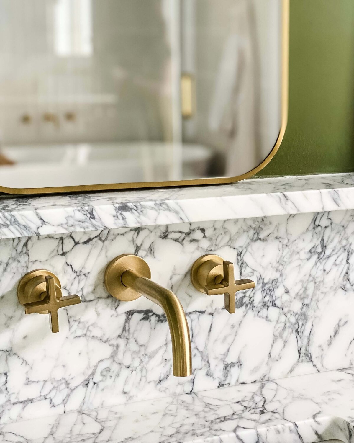 modern-brass-wall-mounted-faucet