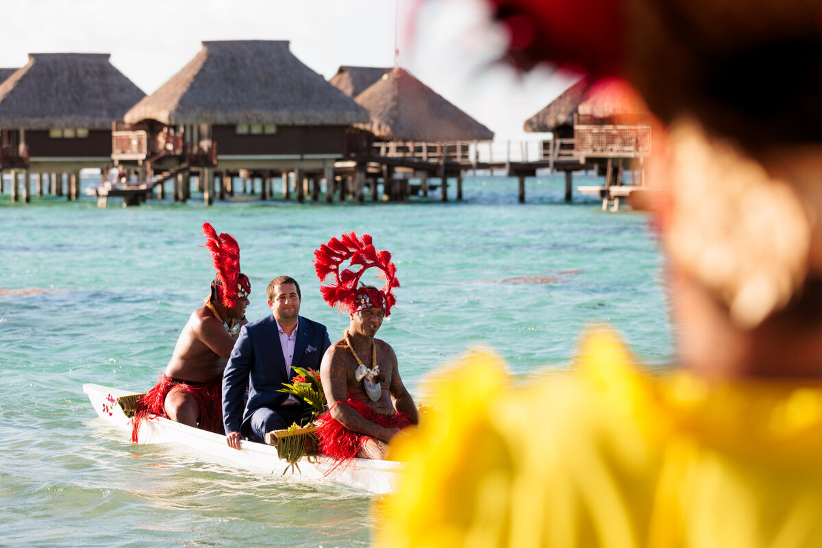 grooms-arrives-by-canoe-hilton-moorea-destination-wedding