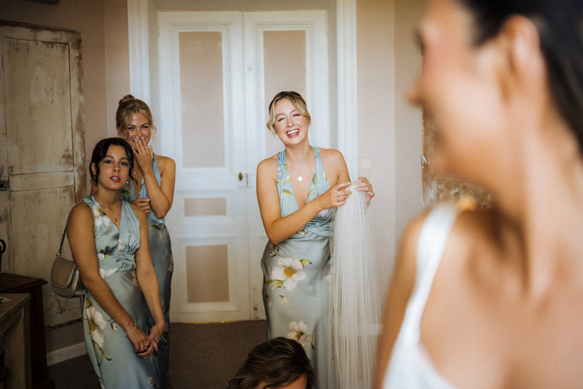 bride-with-bridesmaids-getting-ready-room-france4