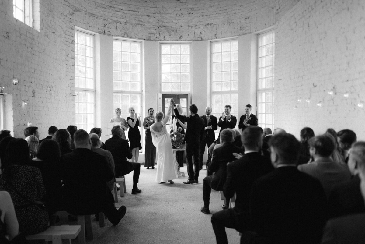 A documentary wedding  photo of a wedding ceremony in the orangerie in Oitbacka gård captured by wedding photographer Hannika Gabrielsson in Finland