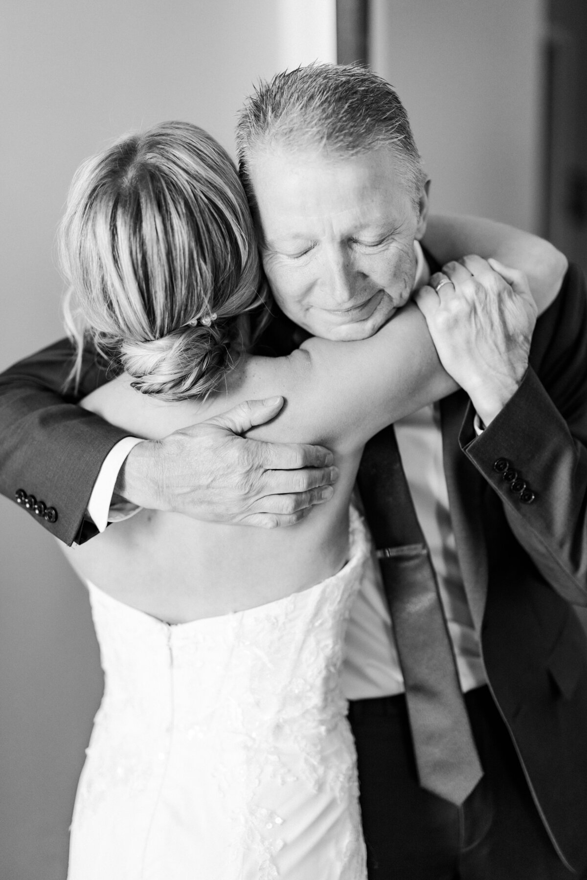 14_emotional_dad_hugging_bride