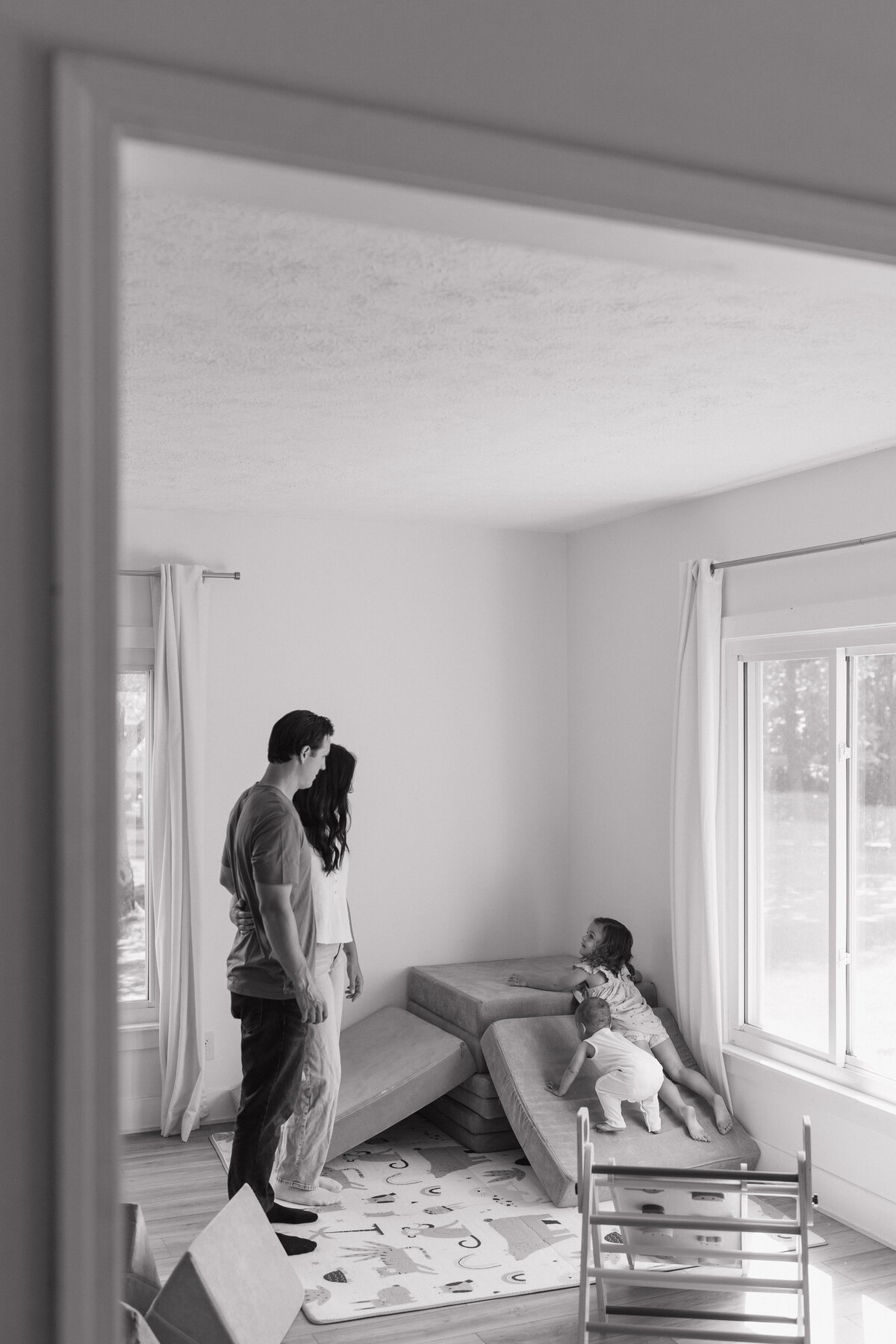 Black and white Indianapolis family photography indoors