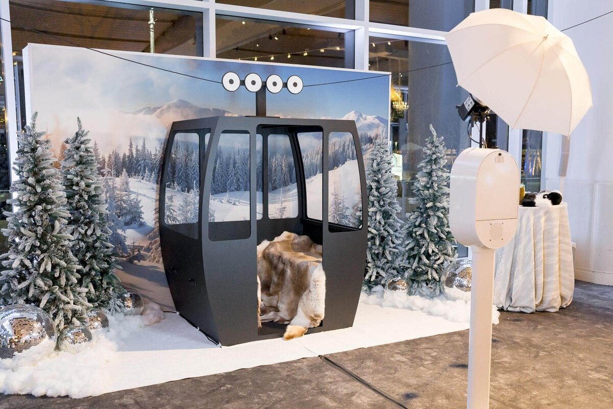 ski-lift-photo-booth-idea-new-years-theme