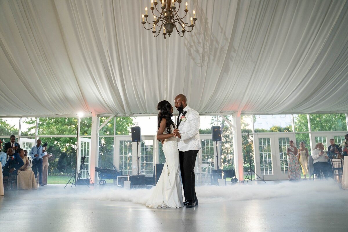 first-dance-fog-effect-chandelier-ritz-charles-carmel