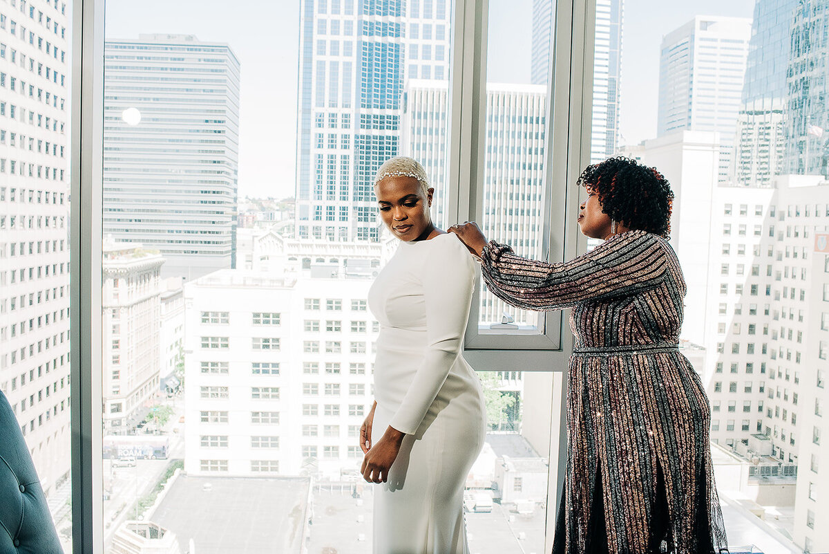 As a Seattle Wedding Photographer, this luxury rooftop micro wedding has my heart. Click to see more! | Captured by Candace Photography