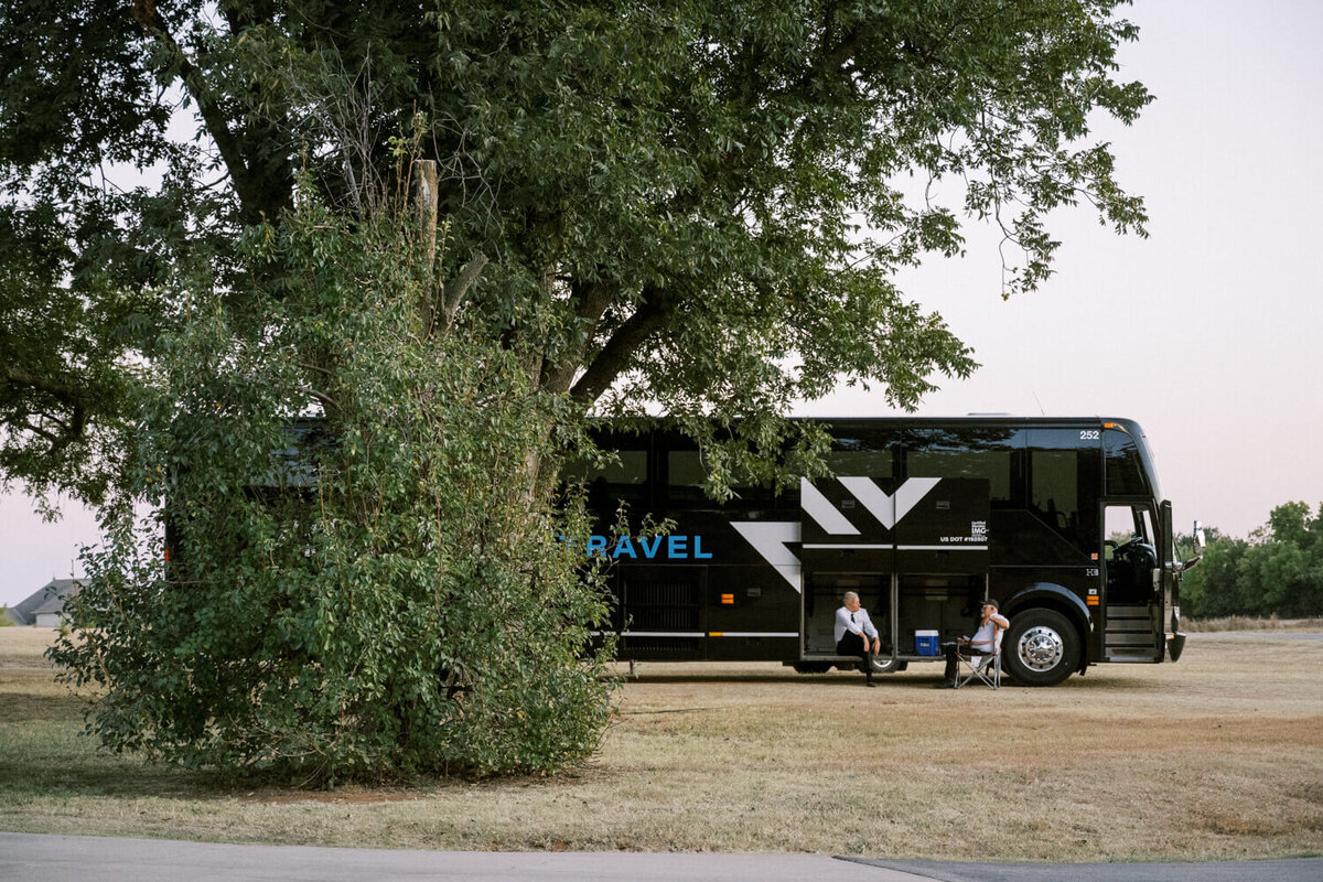 tour-bus-drivers-chatting