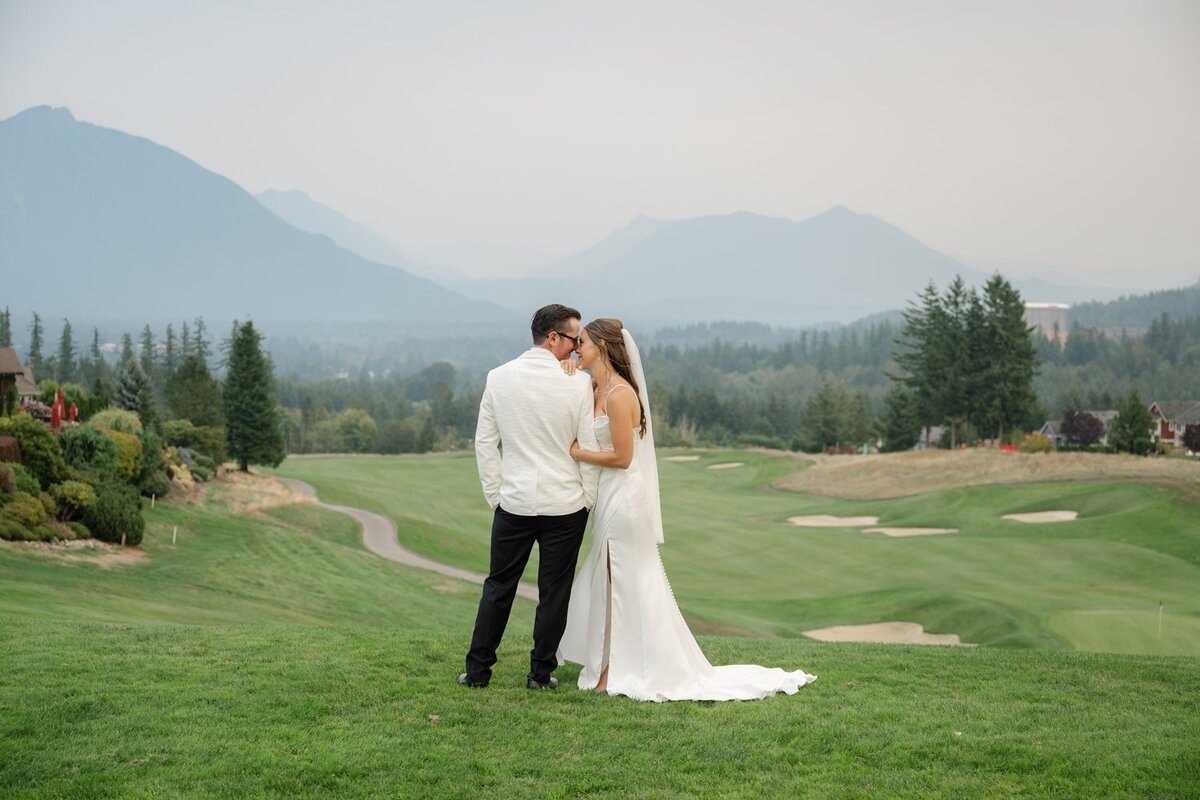 bride and groom portraits on snoqualmie ridge golf course