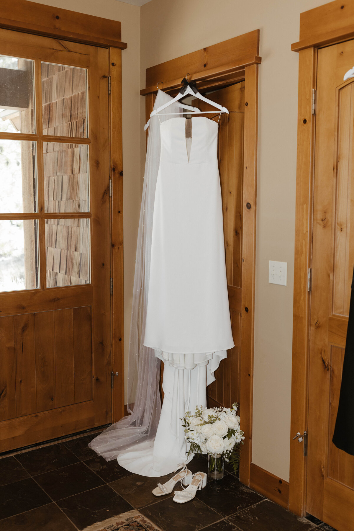 karly-alex-wedding-girls-getting-ready-39