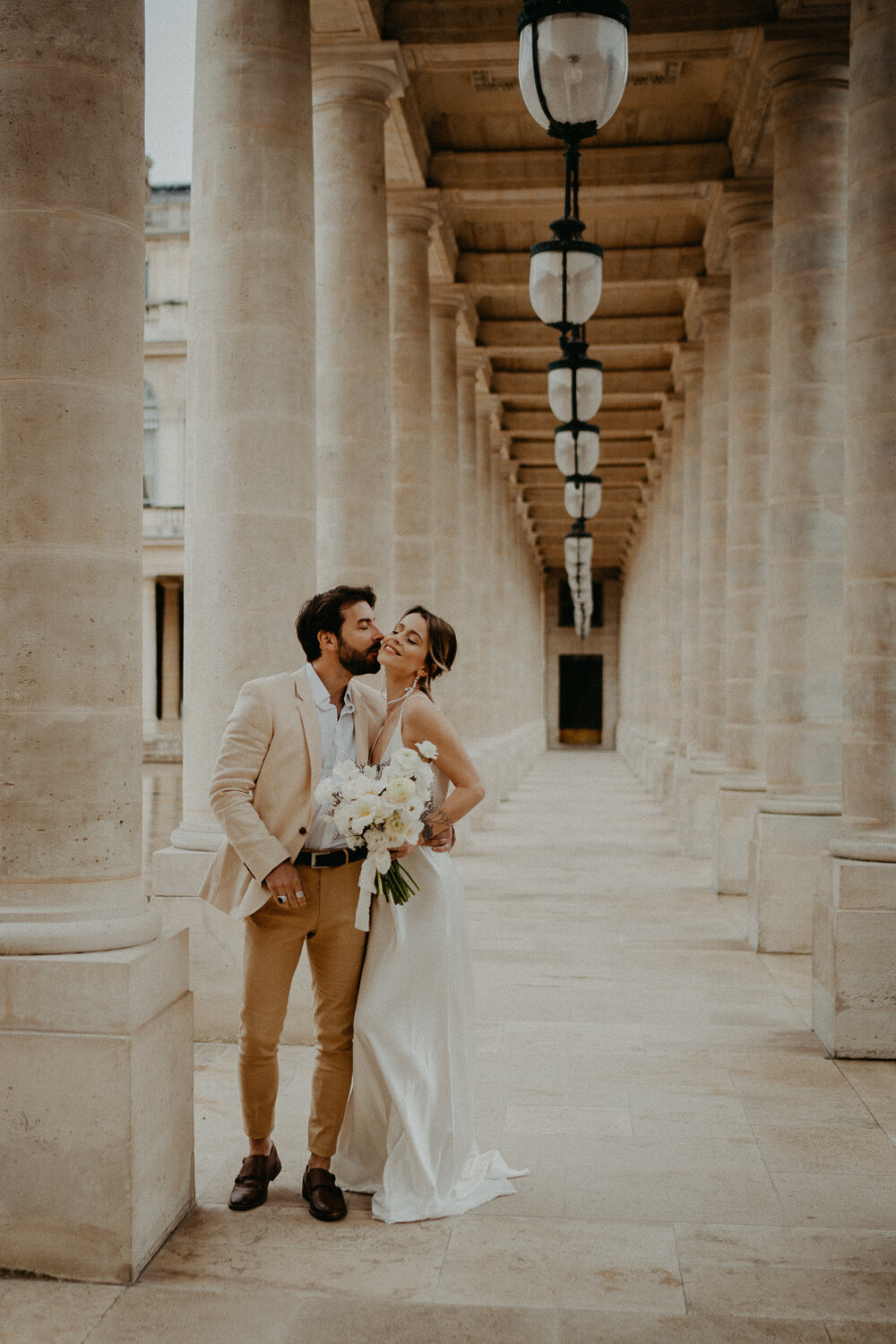 Hochwertig-heiraten-in-Paris-in-hochzeitskleid-Alarobe-von-LeafandLace-Bridal-fotografiert-durch-Japeg-Photo-und-Film-8