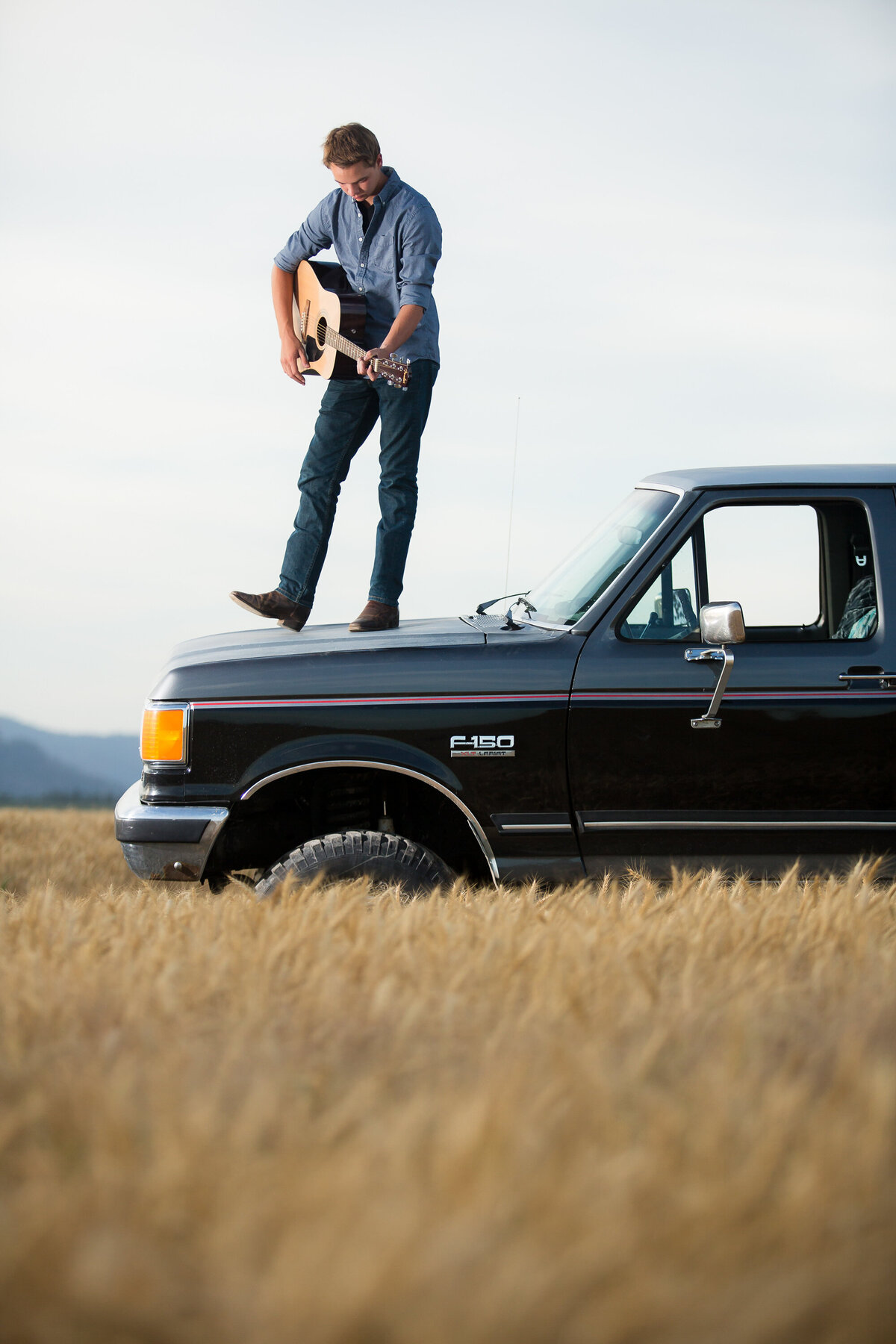 portrait-senior-highschool-guitar-truck-music-coeur-dalene