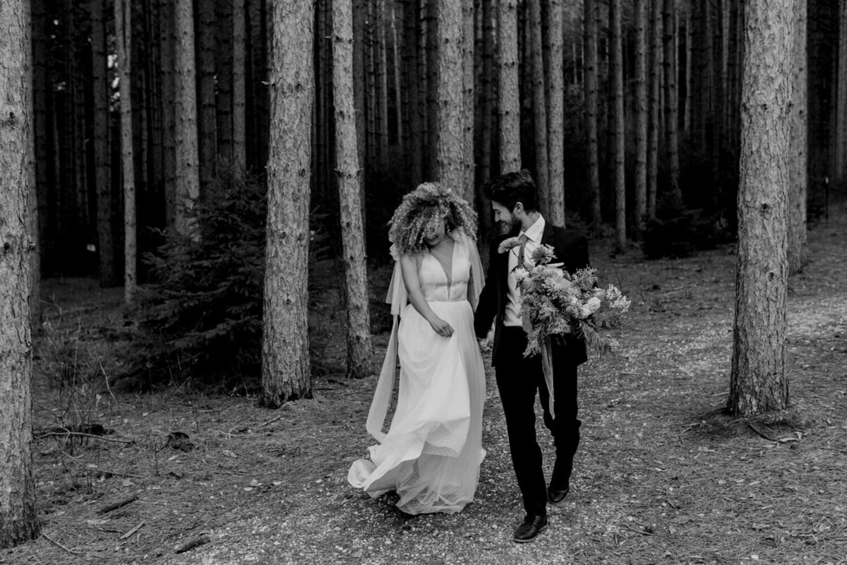 intimate-forest-elopement-black-and-white-pinewood-weddings-and-events-cambridge-minnesota-storyteller-collective-photo-co
