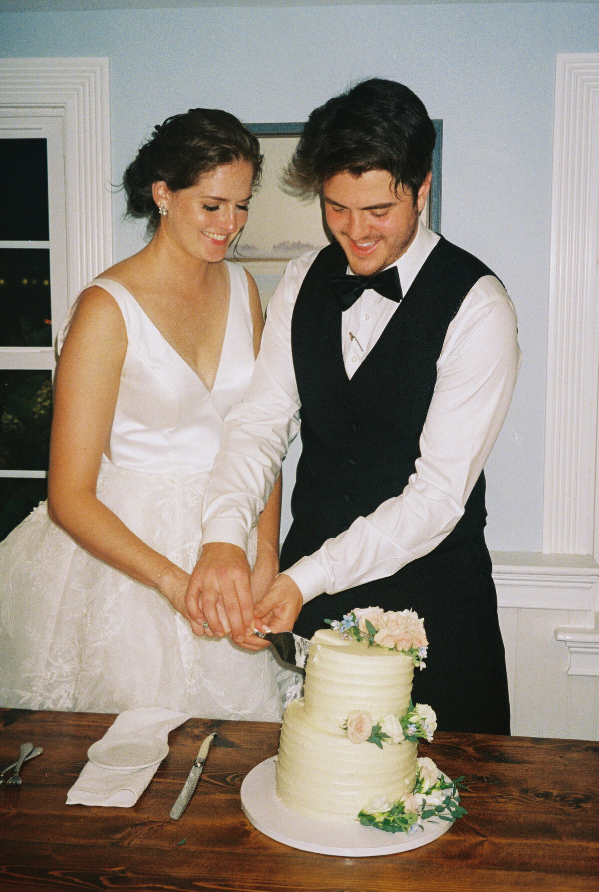 couple cutting wedding cake