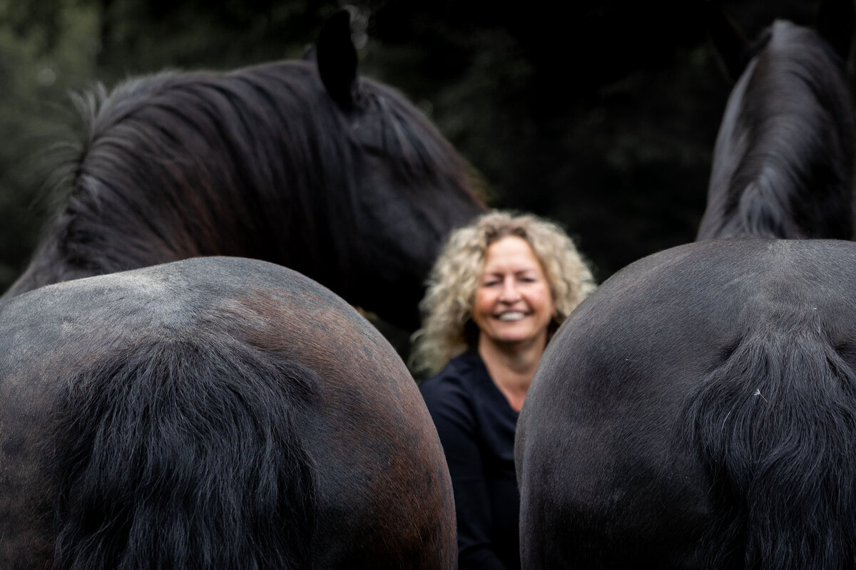 Twee zwarte paarden met Monique Last tijdens coaching sessie in Roden.