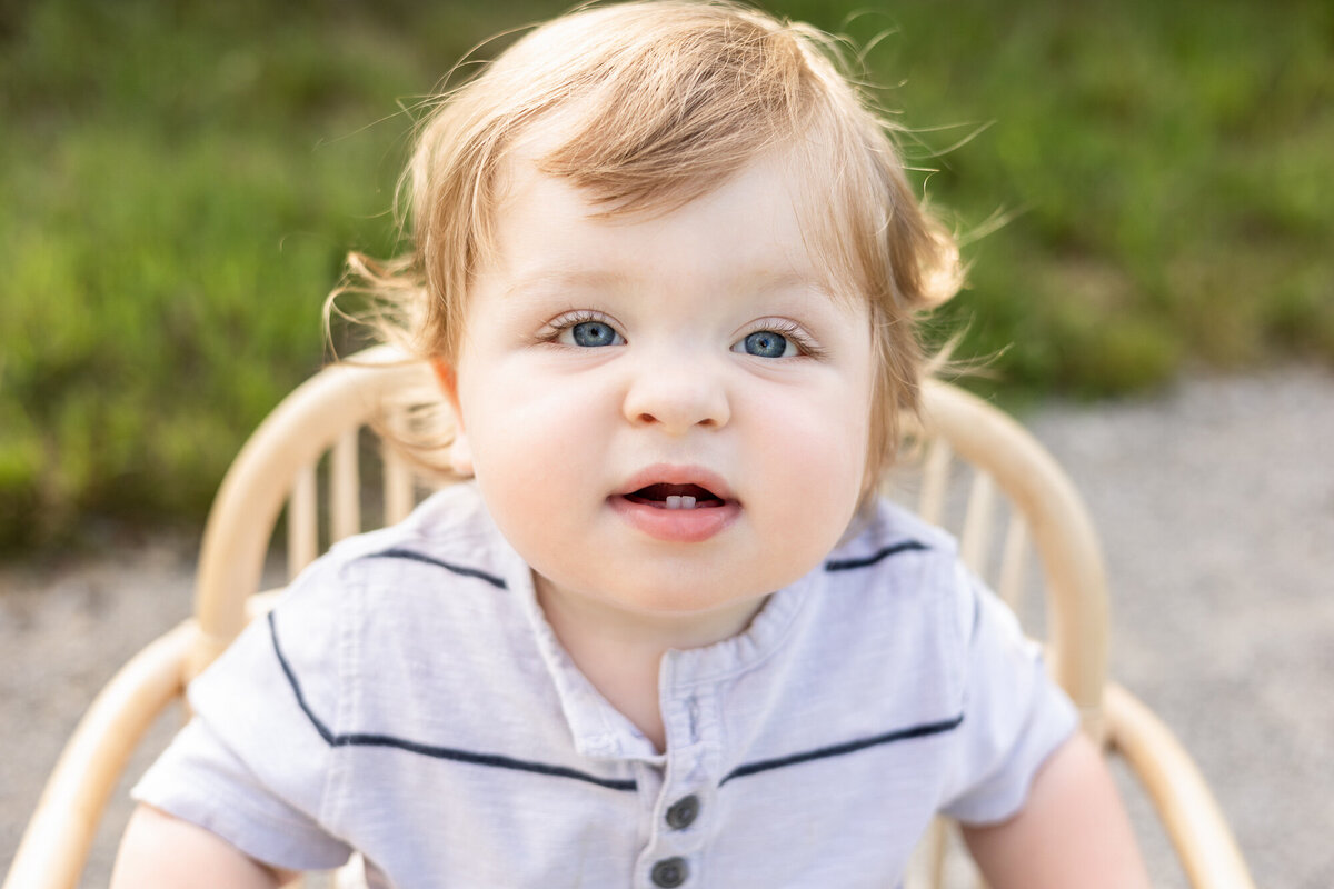 Outdoor-one-year-old-milestone-cake-smash-photography-session-Louisville-KY-photographer4