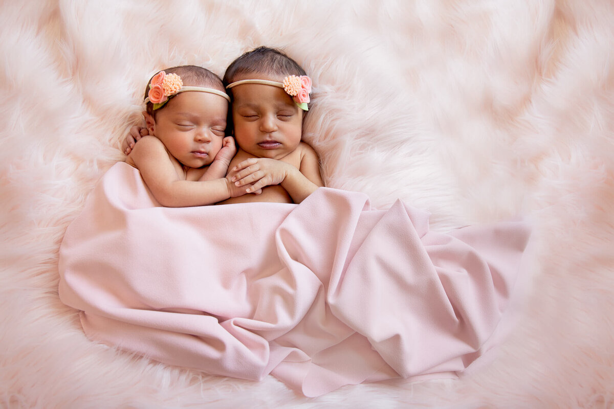 cincinnati-newborn-photo-sleeping-twins-girls-hugging