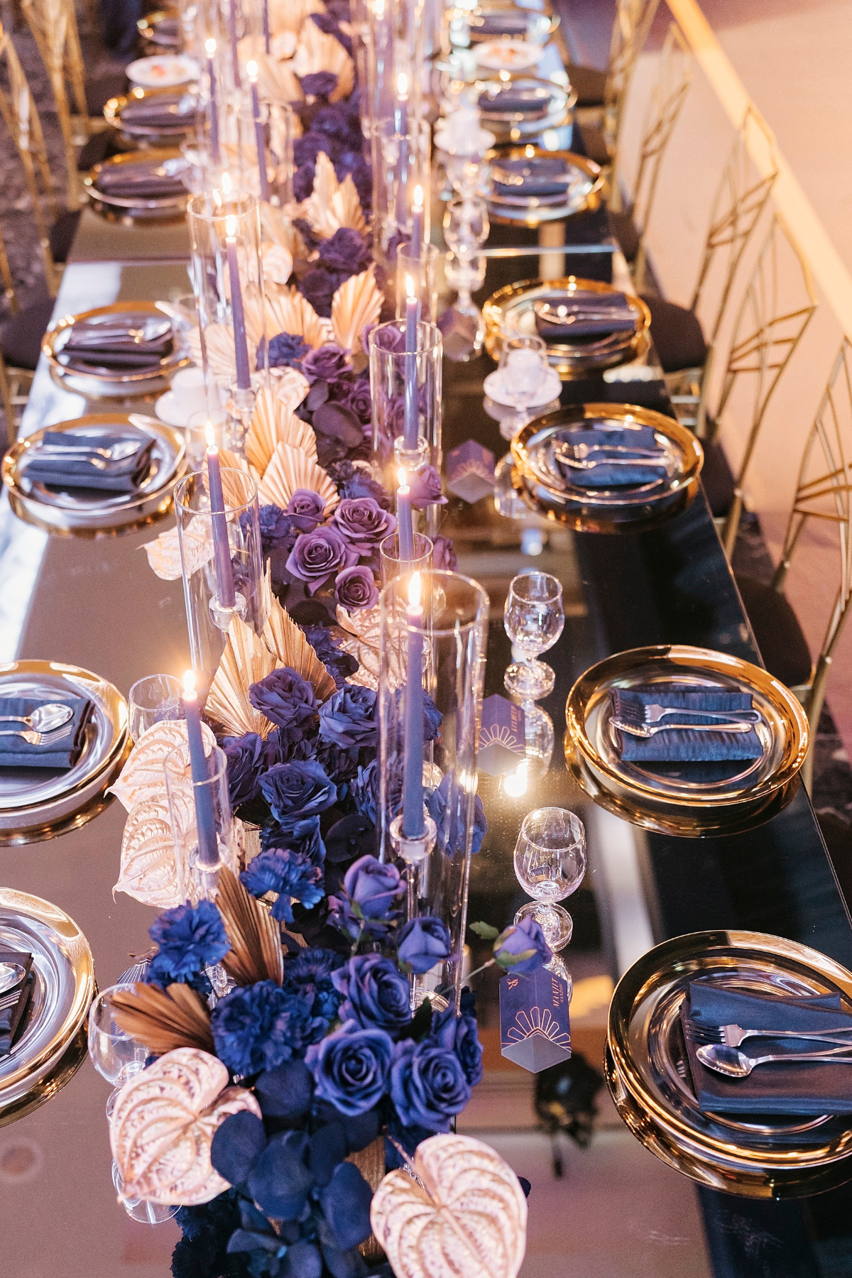 kavita-mohan-navy-gold-wedding-reception-art-deco-tablescape-charger-palm-leaf