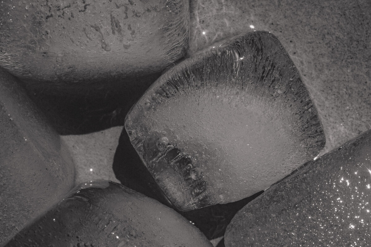 kaboompics_Glass with water - ice cubes - closeup - close-up - close up