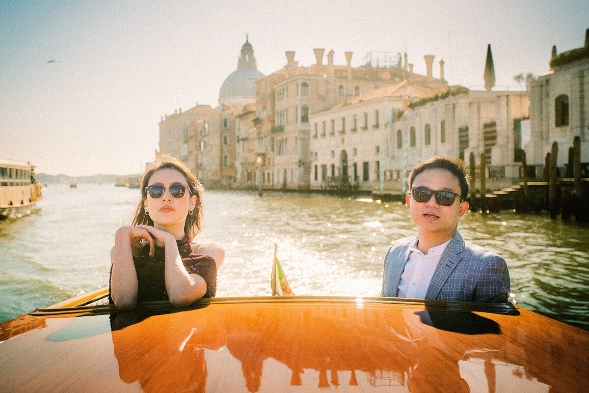 Venice-taxi-boat-luxury-photoshoot-couple-wedding29