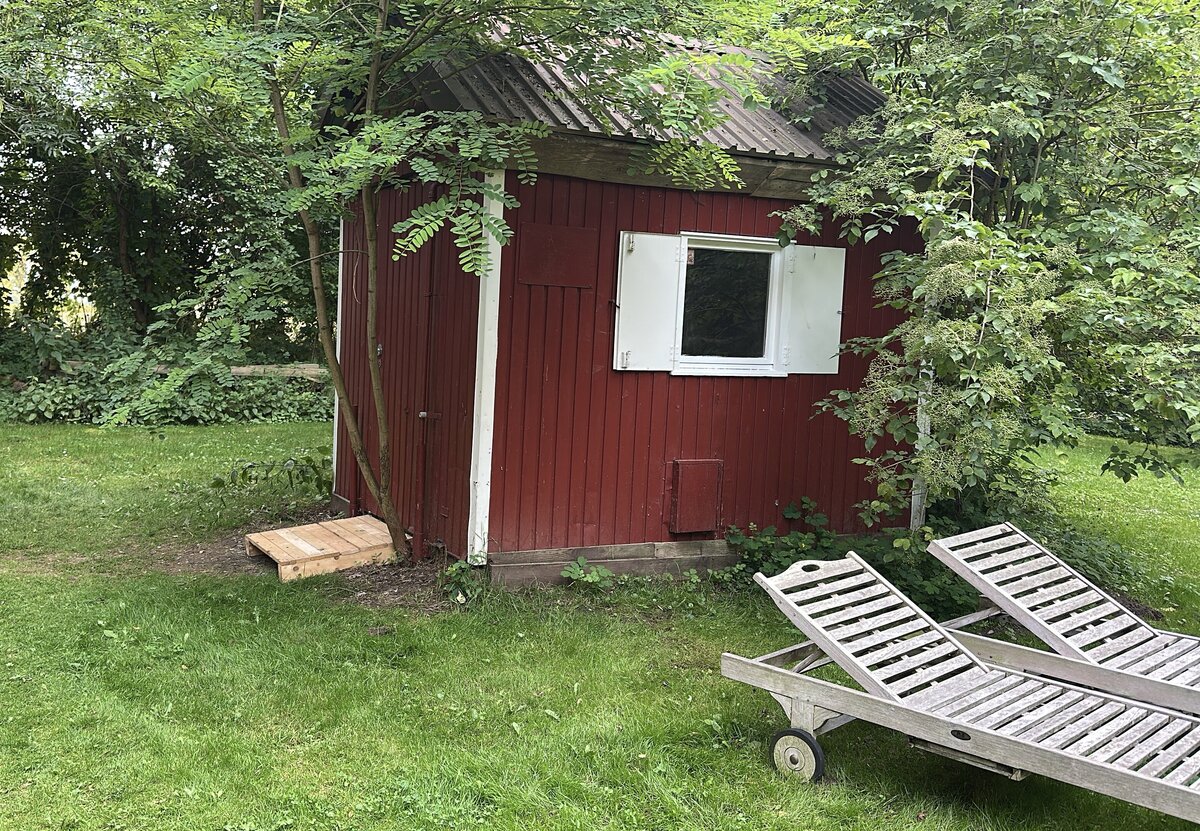 Our tiny house in the garden, sleeps two people, can be booked additionally
