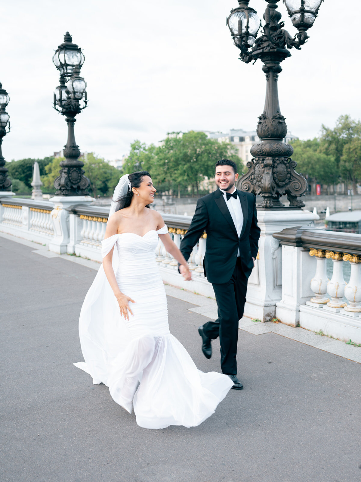 Wedding photography of a married couple on Pont Alexandre III