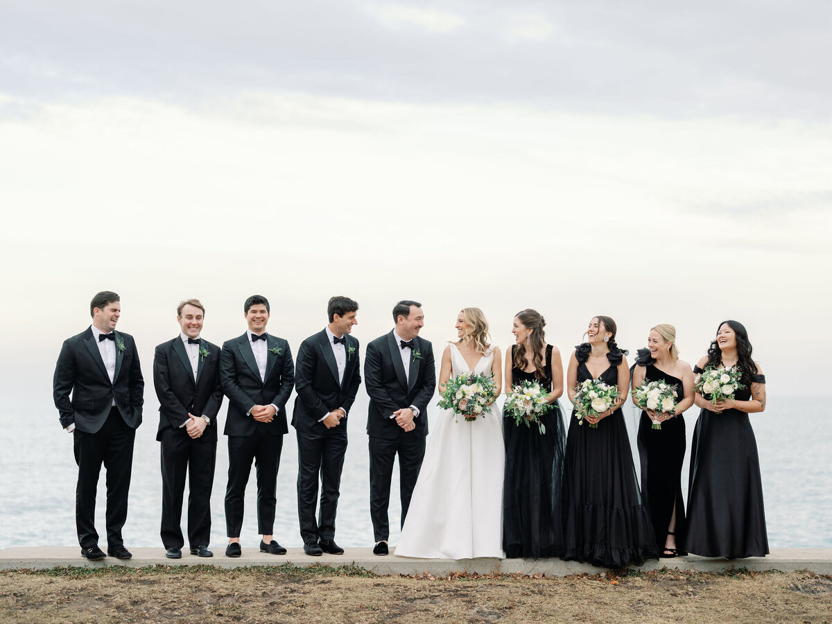 The full bridal party posing together for a photo. 