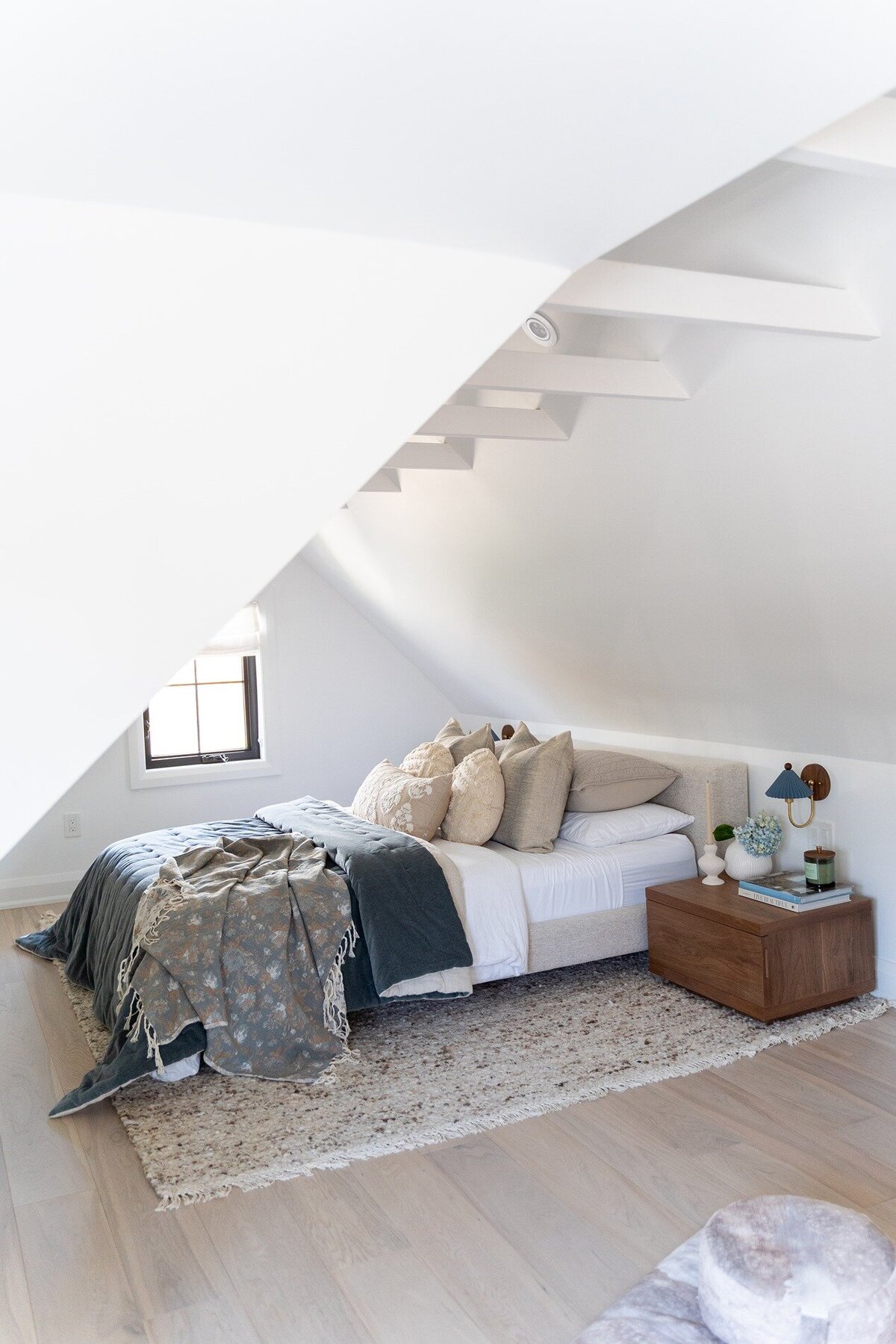 loft-bedroom-furniture