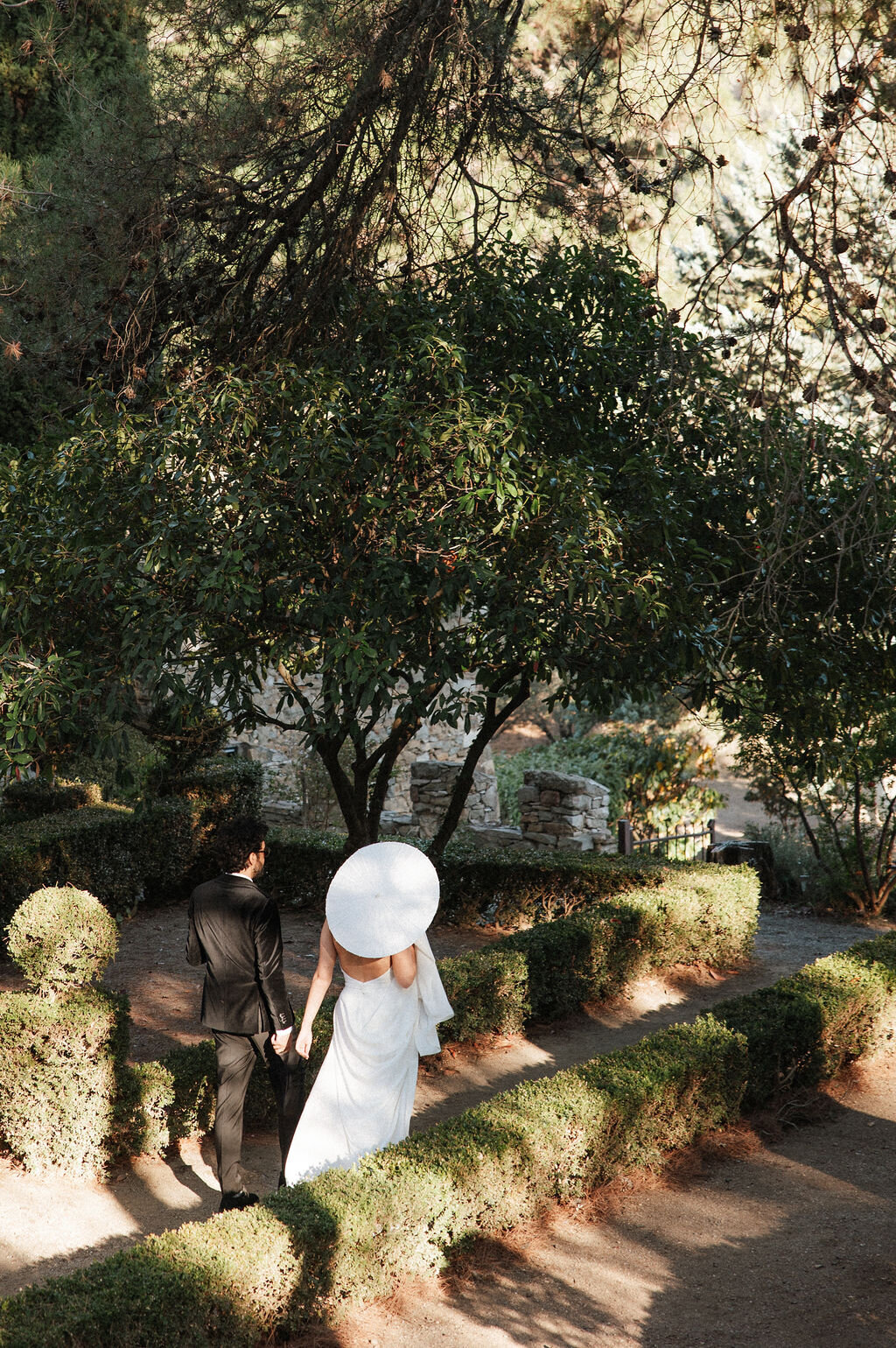 romantic-couple-strolling-french-chateau-gardens2